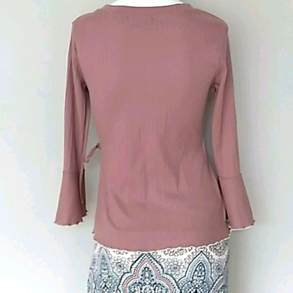 Almost Famous Mauve Ruffled Top. Size Medium - Picture 6 of 10